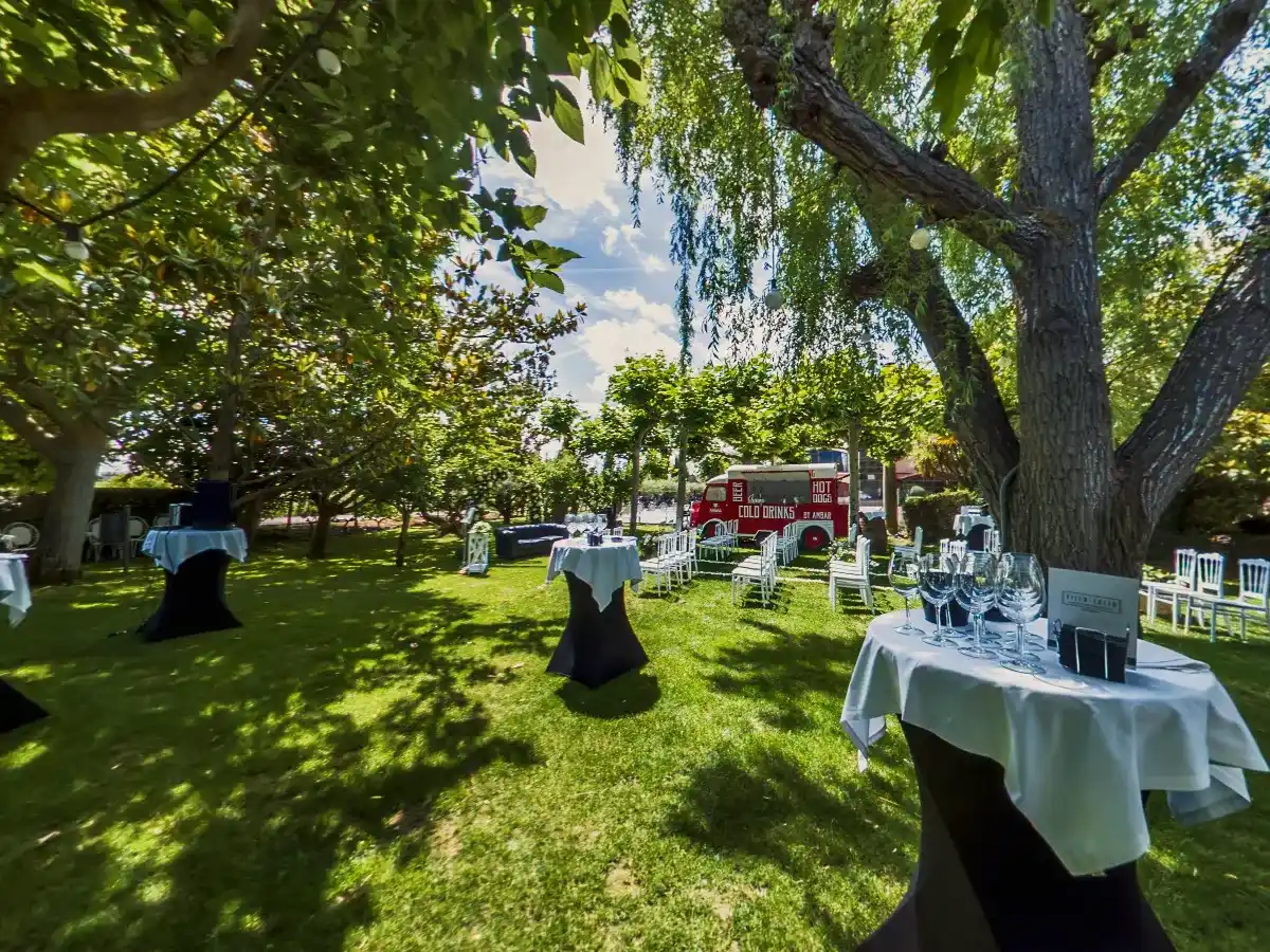Vista panorámica 360 de los jardines de Villa Lucía, preparados para un evento al aire libre.